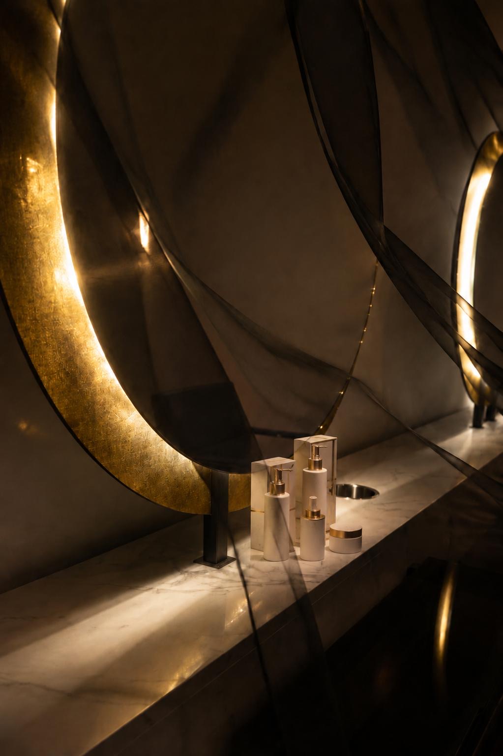 Goldene Spiegel und Pflegeprodukte im Salon